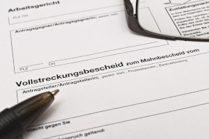 Die Anfechtung nach dem Anfechtungsgesetz ist nur mit einem Vollstreckungstitel möglich.