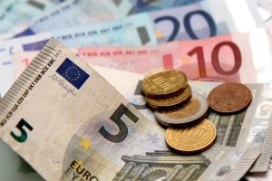 Ein Anwalt bietet die Schuldnerberatung gegen Bezahlung an.