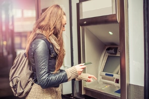 Bankkonto gesperrt: Eine Bank sperrt ein Konto zum Beispiel bei ungewöhnlichen Kontoaktivitäten.