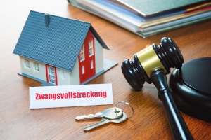Duldung der Zwangsvollstreckung: Der Gläubiger einer Grundschuld darf unmittelbar, ohne gerichtliches Verfahren in die Immobilie vollstrecken.