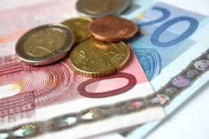 Factoringgebühr, Zins und Debitorenprüfkosten sowie u. U. eine Pauschalgebühr gehören zu den Factoring-Kosten.