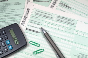 Das Finanzamt berücksichtigt keine Lebenshaltungskosten. Sie sind laut § 12 Nr. 1 EStG steuerlich nicht absetzbar.