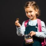 Finanzwissen: Wie lernen Kinder den Umgang mit Geld? Zum Beispiel mithilfe von Taschengeld und indem Eltern mit ihnen über Geld sprechen.