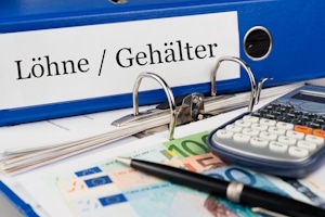 Gehaltsvorschuss: Schulden beim Arbeitgeber werden mit dem nächsten Gehalt verrechnet.
