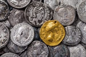 Geldentstehung: Schon im Römischen Reich gab es Münzen als Zahlungsmittel.