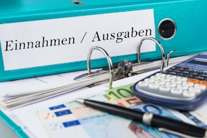 Haushaltskosten senken Sie am besten, indem Sie ein Haushaltsbuch führen und damit Einsparmöglichkeiten aufdecken.