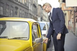 Ist ein altes Auto pfändbar? Das hängt unter anderem vom Wert des Fahrzeugs ab.