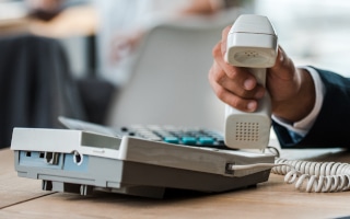 Vorsicht Kostenfalle: Hinter unbekannten Telefonnummern verbergen sich oft Ping-Anrufe, die zum Rückruf animieren sollen. Und das kann teuer werden.