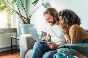 Lastenzuschuss beantragen: Online ist das bereits in vielen Bundesländern möglich.