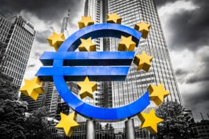 Mit dem Leitzins nimmt die EZB großen Einfluss auf die Zinsentwicklung am Geldmarkt.