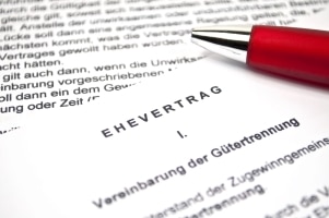 Wenn Sie während der Privatinsolvenz heiraten, ist meist ein Ehevertrag zu empfehlen.