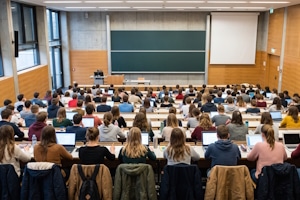 Schuldenfallen für junge Erwachsene: Mit dem Unistart gehen häufig finanzielle Verpflichtungen einher.