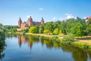 Eine Schuldnerberatung in Aschaffenburg kann Menschen helfen, ihren Schuldenberg zu bewältigen.