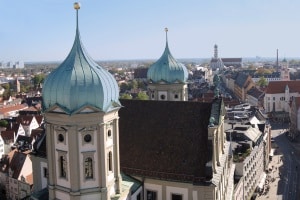 Für Menschen, die schwer an ihrer Überschuldung zu tragen haben, gibt es die Schuldnerberatung. Auch in Augsburg wird sie an vielen Stellen angeboten.