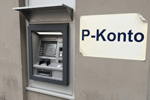 Schuldnerberatung für Senioren: Ein P-Konto kann Ihre Rente schützen.