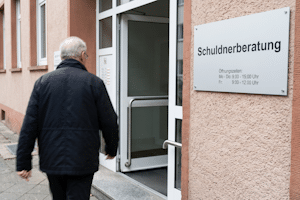 Eine Schuldnerberatung kann für Senioren einen Ausweg aus der Schuldenfalle bieten.