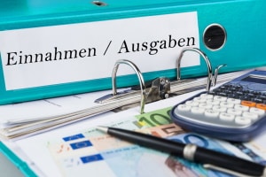 Zu Beginn Ihrer Zusammenarbeit mit der Schuldnerberatung in Ludwigsburg erfolgt eine Auflistung der Einnahmen und Ausgaben.