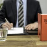 Der Treuhänder wird laut Definition vom Insolvenzgericht bestellt, um das Schuldnervermögen zu verwalten, zu verwerten und zu verteilen.