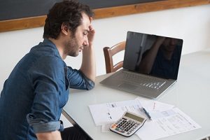 Eine Überschuldung ist oft eine große Belastung für die Betroffenen