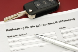Ein Autokaufvertrag besiegelt ein vertragliches Schuldverhältnis.