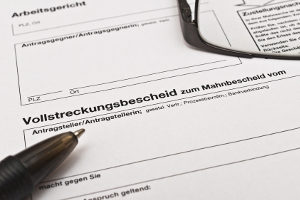 Gläubiger können z. B. im gerichtlichen Mahnverfahren einen vollstreckbaren Titel anfordern – den Vollstreckungsbescheid.