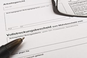 Voraussetzung für jede Forderungspfändung ist zunächst ein Titel, z. B. ein Vollstreckungsbescheid.