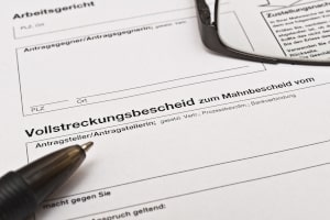 Voraussetzung für jede Forderungspfändung ist zunächst ein Titel, z. B.  ein Vollstreckungsbescheid.