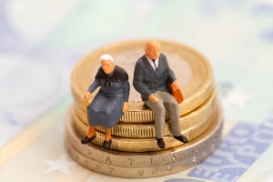 Wie hoch ist die Grundsicherung im Alter? Sie beinhaltet den Regelsatz, die Kosten der Unterkunft und mögliche Mehrbedarfe.